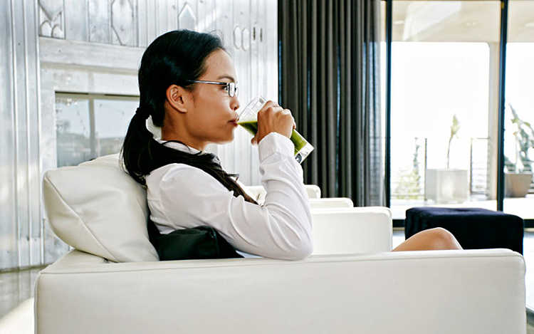 Woman-Drinking-Green-Smoothie_opt